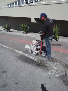 Cortes em calçadas para reconstrução da mesma.
